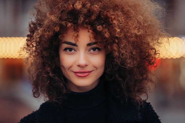 Durée d'une permanente : guide pour cheveux longs en salon